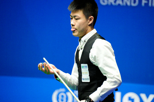 高球员在比 高球员在比